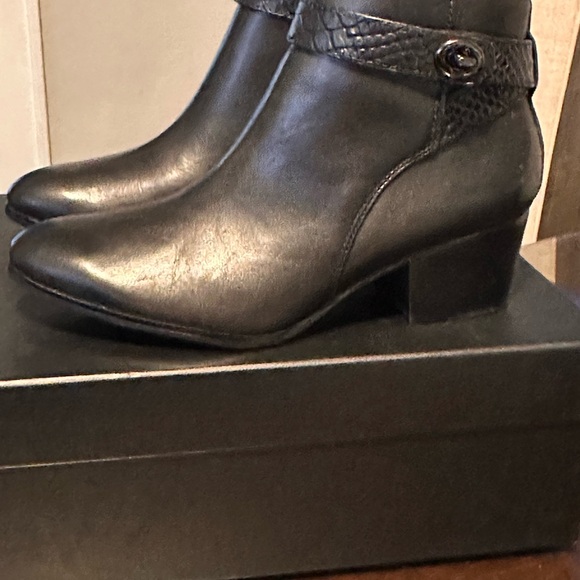 Size 8 Coach boots - Picture 3 of 4